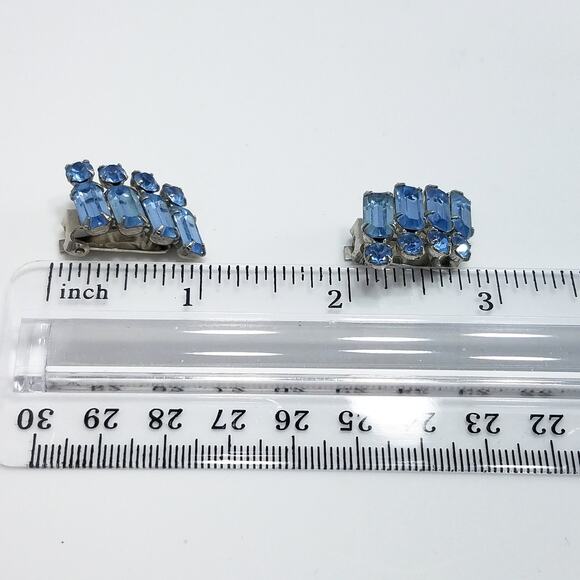 Vintage WEISS Powder Blue Clip Earrings, Silver Tone 1950s Austrian Crystal - Picture 10 of 10